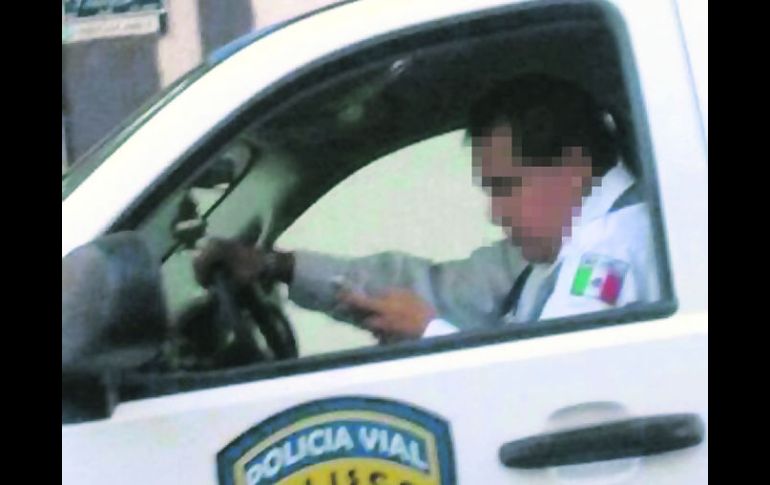 Justo cuando la Semov aplica con más severidad el reglamento de tránsito, este agente vial fue sorprendido usando su celular. ESPECIAL /