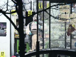 OTRO DÍA DE CAOS. Peritos recuperan casquillos en el sitio donde fueron abatidos los extremistas. AFP /