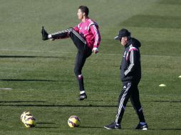 Ancelotti (der.), adelantó que el astro portugués Cristiano Ronaldo (izq.) vuelve al cuadro titular tras ser suplente en Copa del Rey. EFE / J. Guillén