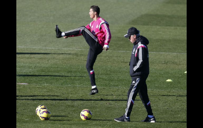 Ancelotti (der.), adelantó que el astro portugués Cristiano Ronaldo (izq.) vuelve al cuadro titular tras ser suplente en Copa del Rey. EFE / J. Guillén