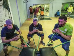 Edson García, Leonardo Heras e Iván Araujo  trabajaron en el gimnasio después del entrenamiento. EL INFORMADOR / A. Hernández