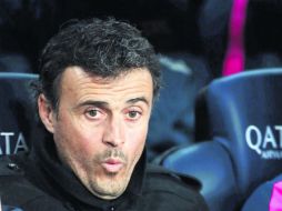 Afición y prensa están molestas con Luis Enrique; aseguran que peca de ególatra, por lo que no sabe llevar un vestidor que ganó todo. EFE / T. Albir