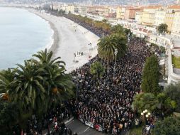 En  Niza (sur), cerca de 25 mil personas se reúnen en el Paseo de los Ingleses a lo largo de la playa. AFP / V. Hache