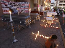 Colocan féretros y mantas frente a la alcaldía para denunciar que lo ocurrido el seis de enero pasado fue una 'masacre'. SUN / L. Cortés