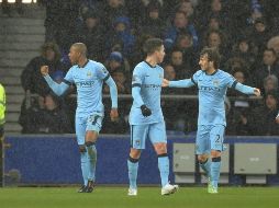 A los 73 minutos de juego, Fernandinho (i) pone por delante a los suyos, pero a los tres minutos llega el empate. EFE / P. Powell