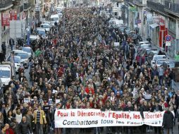 Miles de franceses salen a las calles para protestar por los actos de terrorismo de esta semana. EFE / S. Nogier
