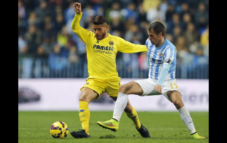 'Jona' (i) anota en la primera mitad del encuentro, pero el Málaga iguala el marcador al minuto 60. EFE / J. Zapata