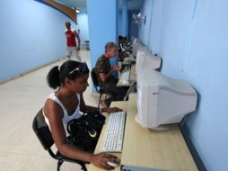 Actualmente, los cubanos se conectan a Internet en salas de navegación habilitadas con ordenadores, donde la hora cuesta 4.50 dólares. EFE / ARCHIVO