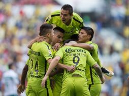 El equipo celebra uno de los goles de la victoria americanista. MEXSPORT / B. Maldonado