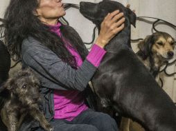 'Pollo loco' encontró en los perros una forma de manifestar su amor, así como de recibirlos sin prejuicios. EL INFORMADOR / A. Hernández