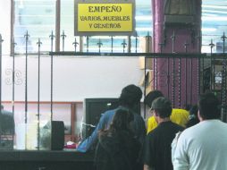 Tarjetas de crédito congestionadas, pagarés impagables y tandas pelonas, obligan a acudir a estos lugares. EL INFORMADOR / ARCHIVO