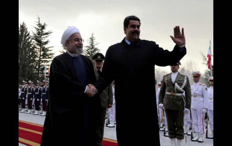 El presidente iraní Hasan Rouhani (i) y su homólogo venezolano Nicolás Maduro (d). AFP / A. Kenare