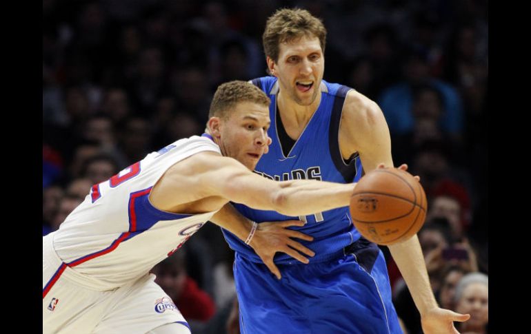 Blake Griffin (Izq) de los Clippers de Los Angeles le quita el esférico al lemán Dirk Nowitzki de los Mavericks de Dallas. AP / A. Gallardo