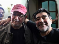 Maradona (d) está en Cuba grabando el programa 'De Zurda', pero prometió volver después para visitar a Silvio (i). EFE / A. Ernesto