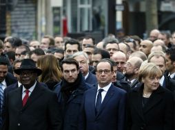 Dirigentes de numerosos países europeos acompañan al presidente francés François Hollande. AFP / P. Kovarik