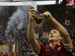 Francesco Totti festejó su tanto con una 'selfie'. AP / G. Borgia