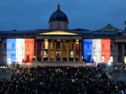 En Londres, miles de personas se reúnen delante de la National Gallery para representar la solidaridad con Francia. EFE / F. Arrizabalaga