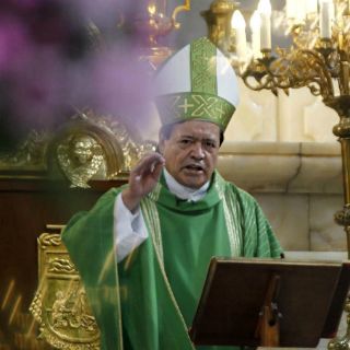 Norberto Rivera reza por víctimas de ataques en París