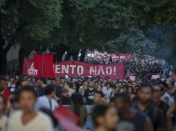 Se manifiestan contra el deficiente servicio del transporte público masivo y a favor de la tarifa gratuita para estudiantes. EFE / S. Moreira