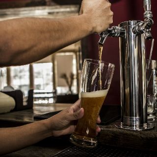 Mueren 56 personas por tomar cerveza envenenada en funeral