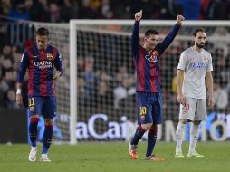 Lionel Messi (c) celebra su anotación a favor del Barcelona entre el brasileño Neymar (i) y el defensa del Atlético, Juanfran. AFP / J. Lago