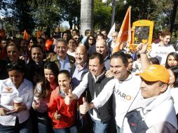 Alfaro y Lemus pudieron platicar con los vecinos de la zona. EL INFORMADOR / A. Camacho