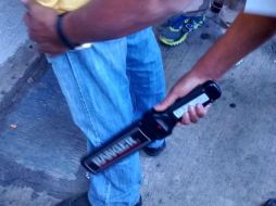 Los aficionados eran revisados con paletas detectoras de metal. EL INFORMADOR / J. Robles