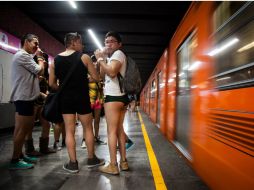 El único requisito  es tener el valor de despojarse de la ropa dentro de las instalaciones del metro. EFE / M. Guzmán