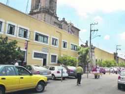 Evite fraudes. Las autoridades sanitarias llaman a no creer en todos lo productos que se ofertan afuera del Hospital Civil. EL INFORMADOR /