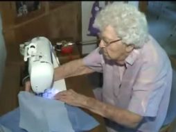 Lillian espera llegar a la cantidad de mil vestidos confeccionados por ella en mayo del 2015, cuando cumpla sus 100 años. YOUTUBE / takesure.com