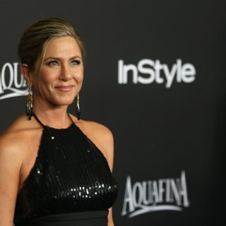 Jennifer Aniston toca el trasero de Kate Hudson