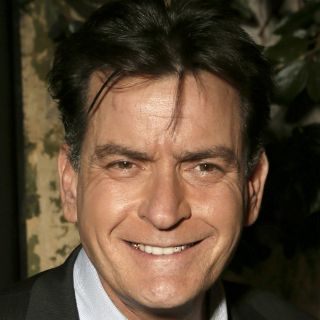 Sheen besa a hombre para festejar triunfo de su equipo