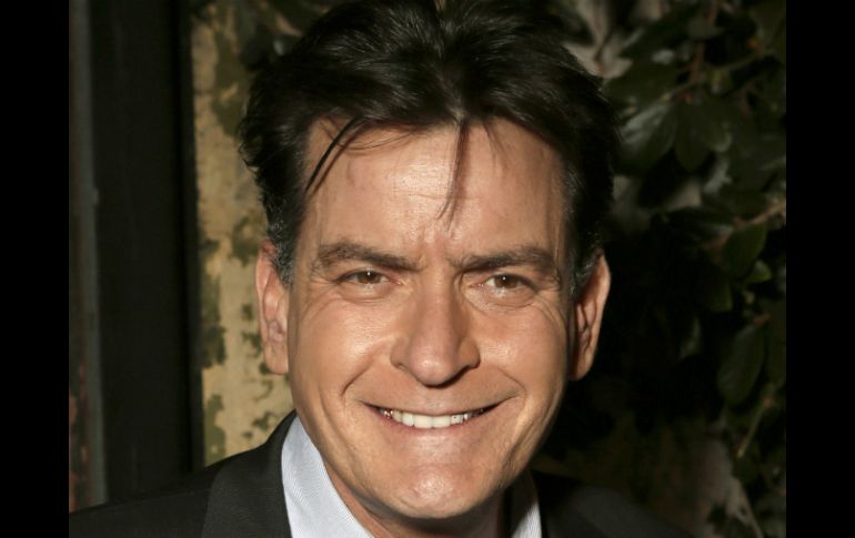 Luego de varias copas encima, Sheen festeja la victoria de los Empacadores besando a otro fan. AP / T. Williamson