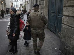 Existe un despliegue sin precedentes de soldados y policías para reforzar la seguridad en los sitios 'sensibles', como escuelas judías. AFP / J. Saget