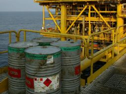 De igual forma, apunta que el crudo West Texas Intermediate (WTI) finalizó con una reducción. AFP / ARCHIVO