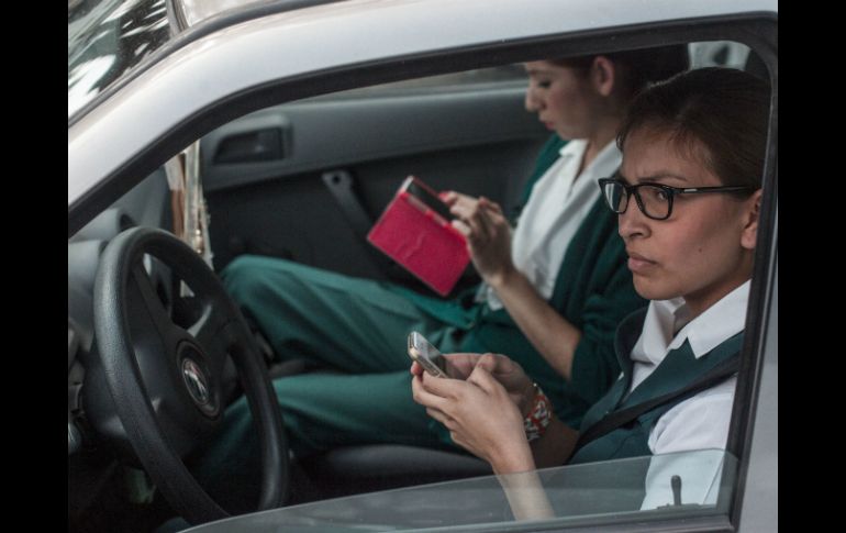 Se han aplicado 698 folios a automovilistas que usan celular en los primeros cuatro días del operativo. EL INFORMADOR / ARCHIVO