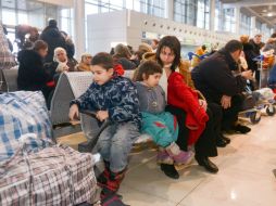 Refugiados del este de Ucrania esperan un vuelo para evacular sus comunidades. AFP / S. Bobok