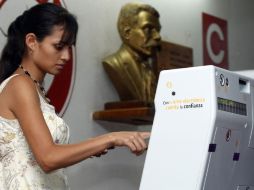 Parte de los consultados por el CESOP creen que agilizaría el conteo de los votos y actualizaría el listado nominal. EFE / U. Basurto