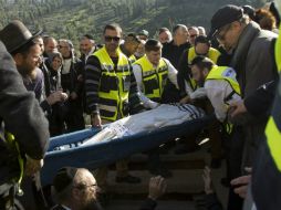 Familiares y amigos portan el cuerpo de Phillipe Brahamb, durante el funeral de las cuatro víctimas mortales del atentado en París. EFE / A. Schalit
