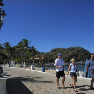 Presumen que hoteleros de Barra de Navidad simulan baja ocupación