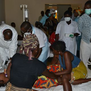 Suman 72 los muertos por beber cerveza en velorio en Mozambique