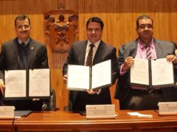 El rector de la UdeG, Tonatiuh Bravo, el gobernador de Jalisco, Aristóteles Sandoval y el titular de la SEJ, Francisco Ayón. TWITTER / @AristotelesSD