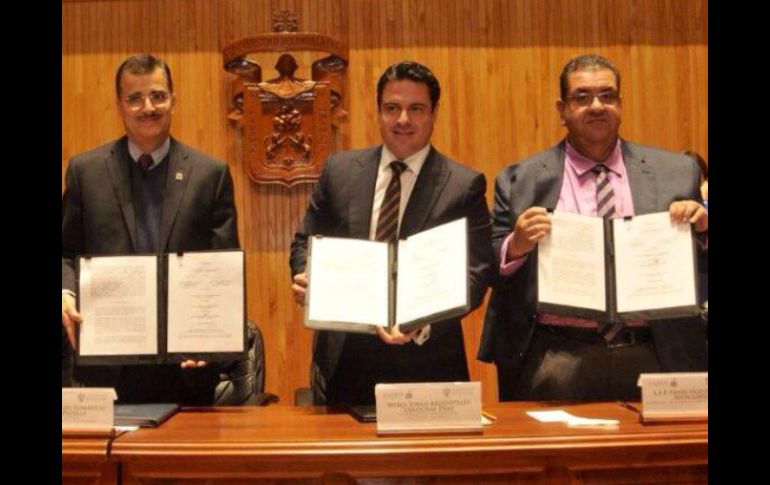 El rector de la UdeG, Tonatiuh Bravo, el gobernador de Jalisco, Aristóteles Sandoval y el titular de la SEJ, Francisco Ayón. TWITTER / @AristotelesSD