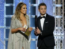 Mientras ambos presentaban una de las categorías en los premios, Renner hizo alusión al escote de la cantante. AP / P. Drinkwater