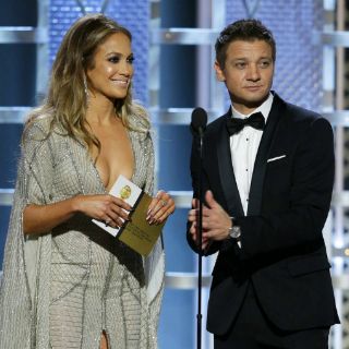 Jeremy Renner defiende chiste sobre senos de J.Lo