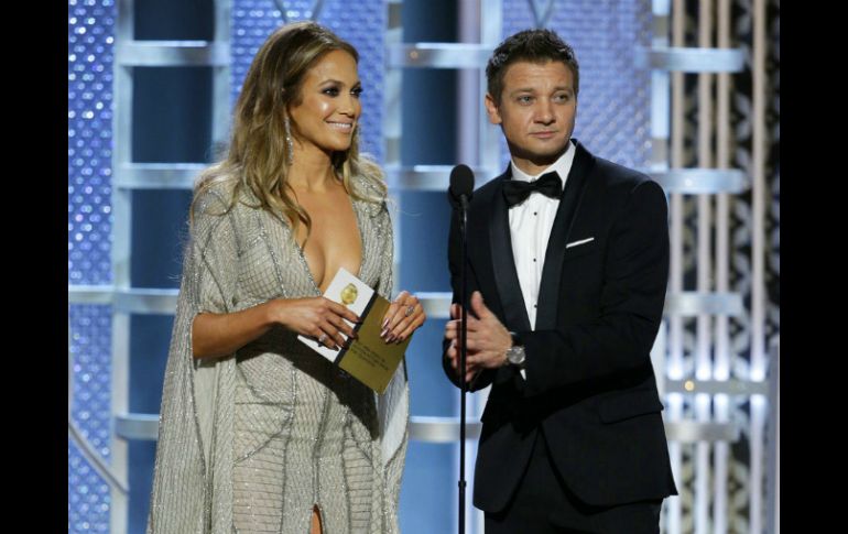 Mientras ambos presentaban una de las categorías en los premios, Renner hizo alusión al escote de la cantante. AP / P. Drinkwater