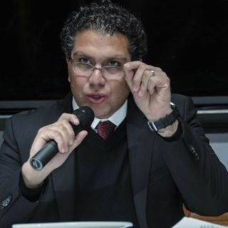 Que Ríos Piter denuncie penalmente a Aguirre, dice Ortega