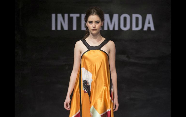 También se muestran prendas para mujeres que destacan por su exuberancia con ostentosa pedrería, hasta lo más minimalistas. EL INFORMADOR / A. Hernández