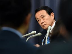 El jefe de gobierno se comprometió a una notable reducción de la deuda, indica el ministro de finanzas Taro Aso. AFP / T. Kitamura