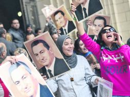 A favor. Cientos de egipcios celebraron en El Cairo por la posible liberación del ex dictador, quien gobernó el país por casi 30 años. EFE /